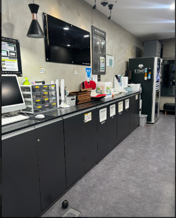 부천 르하임 스터디카페 휴게실 및 비품실 전경 - PC 및 사무용품 비치, 공용 공간 관리 상태 안내, 점포라인 윤정림 팀장 추천 양도양수 매물 정보 이미지