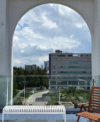 건대입구역 도보 3분 거리, 아치형 디자인과 7층 최상층의 독보적인 랜드마크 뷰를 갖춘 제로베이스 스페이스 렌탈 스튜디오 외부 테라스 전경. 풍부한 자연광으로 쇼핑몰 촬영 및 파티룸 수요가 많은 감성 공간.