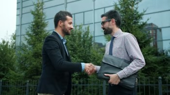 "성공적인 창업 자금 설계 및 계약 완료를 상징하는 두 남성의 악수 모습"상가 권리금 대출 안내