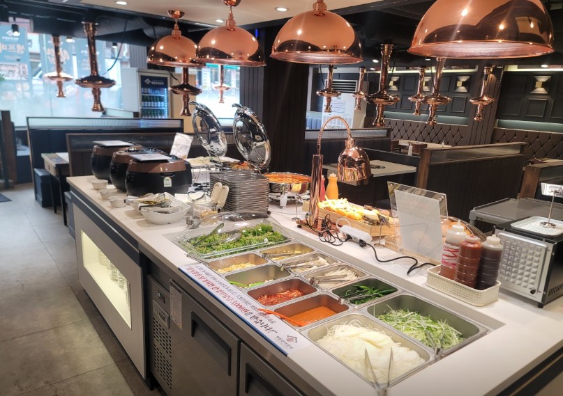 성북구 석관동 명륜진사갈비 석관점의 청결한 내부 인테리어와 셀프바 시설 사진. 6년 동안 점주님이 직접 관리하여 최상급 컨디션을 유지 중인 홀 내부 모습입니다. 가족 외식에 최적화된 넓고 쾌적한 공간으로, 성북구 창업을 준비하는 분들에게 명륜진사갈비 양도양수 매물로서의 가치를 시각적으로 증명합니다.