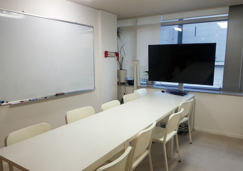 스터디카페의 추가 수익 모델인 대형 화이트보드와 모니터가 완비된 깔끔한 스터디룸(회의실) 내부 인테리어. 단순 좌석 외에 그룹 과외 및 비즈니스 미팅 수요까지 흡수할 수 있는 효율적인 공간 구성을 보여줍니다. 성공적인 스터디카페 창업을 위한 차별화된 상권 분석 및 시설 전략을 제시합니다.