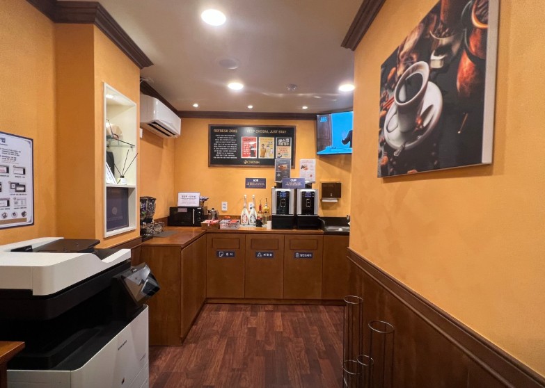"커피 머신과 복합기 등 편의시설이 완비된 프리미엄 스터디카페 셀프바 리프레시 존 전경" 스터디카페 창업 요중 중요요소