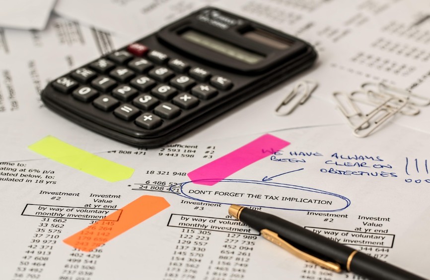 권리금 8.8% 세금 계산 및 종합소득세 신고를 위한 복잡한 세무 서류와 계산기 분석 이미지