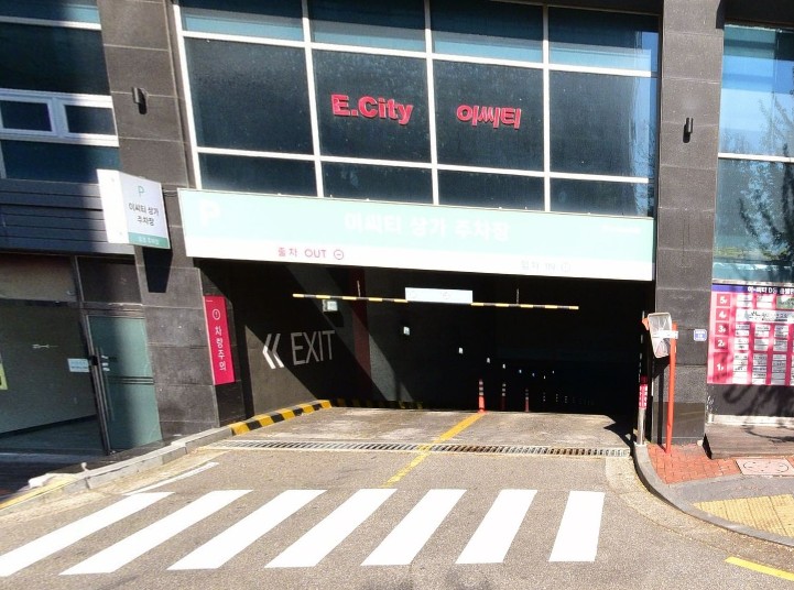 용인 흥덕지구 스터디카페 주차 시설 - 426대 동시 주차 가능한 대형 빌딩 주차장 전경