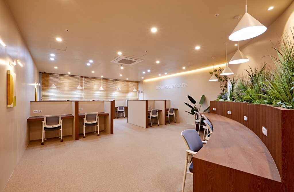 동탄 영천동 디딤 스터디카페의 아늑하고 현대적인 내부 인테리어와 개별 좌석 배치 모습 무인 창업 