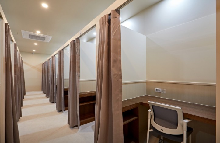 프라이빗한 학습을 위한 커튼형 독립 좌석과 개별 콘센트가 완비된 학습 공간