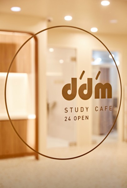 동탄 영천동 디딤스터디카페 2024년 4월 신규 오픈을 증명하는 입구 로고 및 내부 인테리어 사진