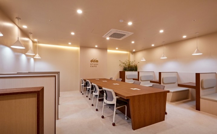 넓은 좌석 간격과 플랜테리어로 꾸며진 디딤스터디카페 동탄영천점의 메인 열람실 내부