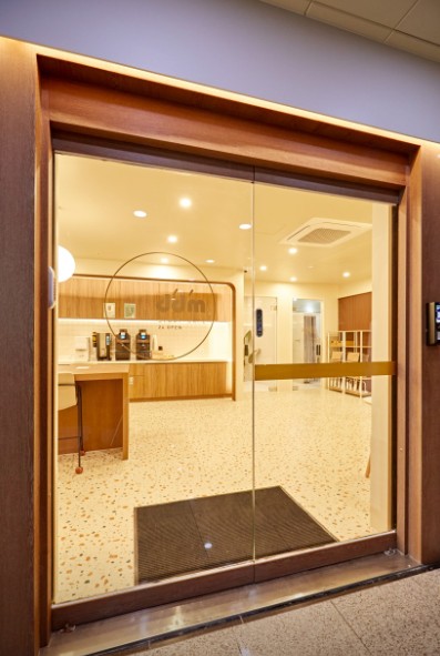 2024년 4월 신규 오픈 문구가 부착된 디딤스터디카페 동탄영천점 통유리 입구 전경 동탄 스터디카페 양도