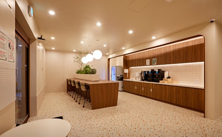 고급 커피머신과 넓은 테이블이 마련된 호텔급 인테리어의 스터디카페 휴게실 동탄 스터디카페 양도 양수