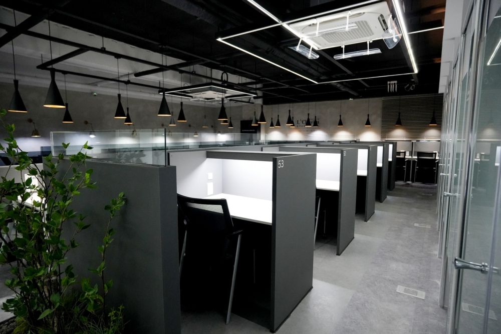 부천 르하임 스터디카페 집중 학습 구역 내부 시설 - 모던한 블랙 앤 그레이 인테리어, 번호 지정석 및 쾌적한 개별 좌석 컨디션, 점포라인 윤정림 팀장 추천 급매물 정보 이미지