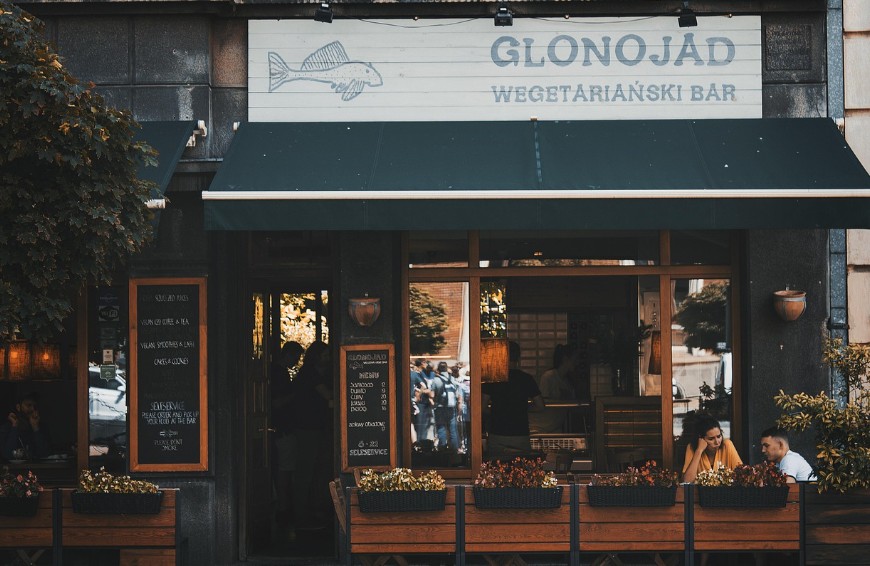 성공적인 상가 점포 권리금 계약과 8.8% 세금 상담을 진행하는 점포라인 윤정림 팀장의 전문 중개 서비스