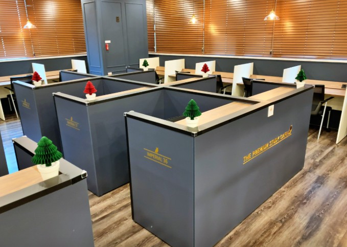 프리미엄 스터디카페 내부 인테리어 - 화이트톤의 쾌적한 휴게 공간과 친환경 플랜테리어 구성