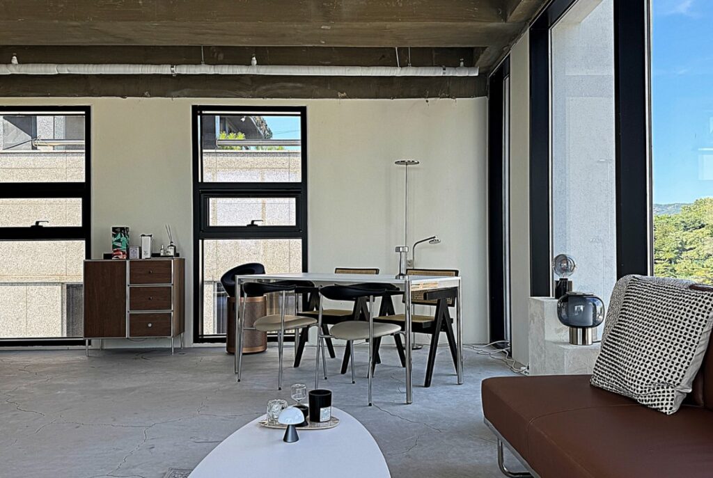 오픈형 천장과 유럽 미장 벽면, 고급 디자인 가구로 꾸며진 세련된 감성의 무인 렌탈 스튜디오 인테리어. 7층 최상층의 독보적인 조망권으로 쇼핑몰 촬영 및 파티룸 수요가 많은 공간입니다.