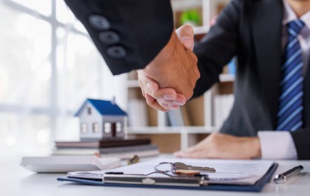 상가 권리금 양도양수 계약서를 검토하는 전문가의 모습