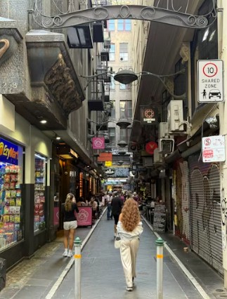 동탄상권분석을 통해 선별한 활기찬 프리미엄 골목 상권의 모습. 트렌디한 인테리어와 배후 수요가 중첩되는 배후 단지의 성공 창업을 예시하는 전경. 점포라인 윤정림 팀장 실무 데이터.