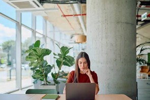 스터디카페 창업 전략 중 성인 고객을 위한 유연하고 개방적인 코워킹 하이브리드 라운지 공간 사진