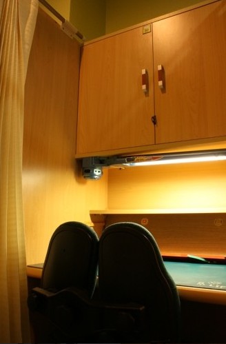 스터디카페 창업 전략 전후 비교를 위한 옛날 독서실 칸막이 좌석 사진