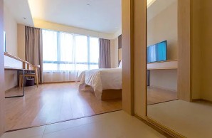 "서울 서촌의 53실 규모 대형 에어비앤비 및 고시원 리모델링 숙소 내부 전경. 밝은 채광이 들어오는 창가와 깔끔한 우드 톤 바닥, 현대적인 가구로 구성된 프리미엄 객실 인테리어 모습."