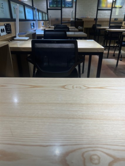 스터디카페 창업 전략을 보여주는 현대적인 오픈형 집중 구역 인테리어 사진