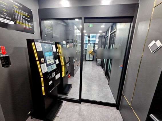 스터디카페 창업 전략 중 인건비 절감과 24시간 운영을 위한 스마트 무인 키오스크 시스템 사진