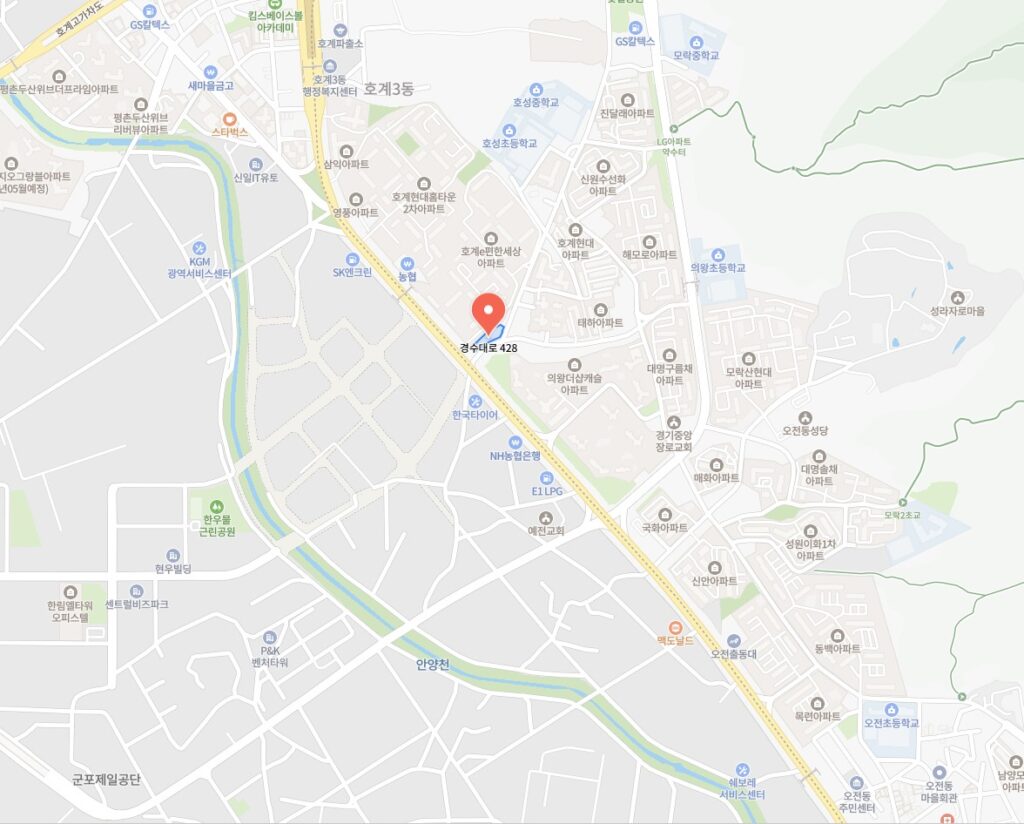 "안양 호계동 경수대로 인근의 상세 지도. 프랭크버거 인수 매장을 중심으로 대규모 아파트 단지와 초·중·고등학교 등 9개의 교육 시설이 밀집한 항아리 상권의 모습"