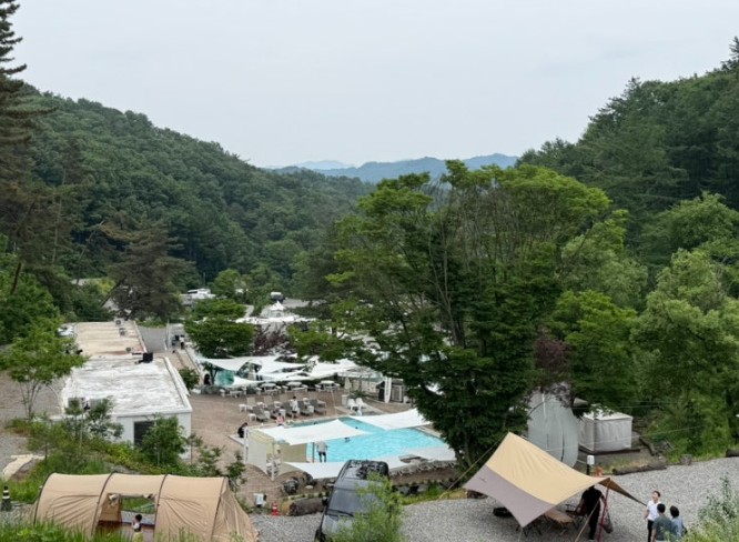 진천 더빌리지 A구역 고지대 산 조망 실사 - 산을 등지고 내려다보는 영구 조망권과 프라이빗 캠핑 사이트
