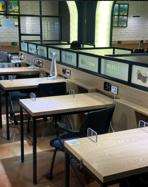스터디카페와 독서실의 차이가 명확히 드러나는 현대적인 오픈형 스터디카페 인테리어 전경