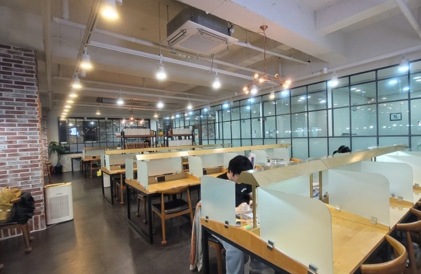 매출이 검증되어 안전한 스터디카페 양도양수 매물의 쾌적한 운영 현장