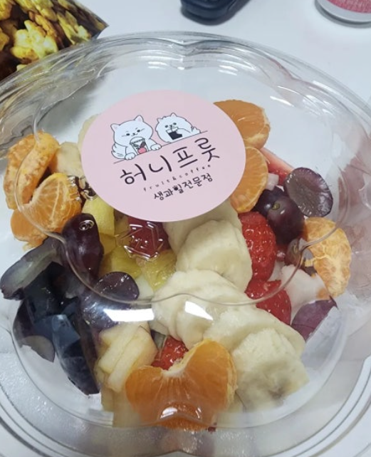 아산 과일카페 창업 아이템으로 주목받는 허니프룻의 신선한 소분 컵과일 및 조각 과일 포장 모습