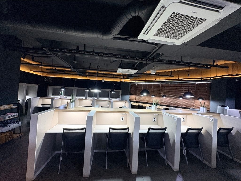 오산 세교지구 렛츠스터디카페 세교점 내부 학습 공간. 독립형 책상들과 전면 교체된 편안한 시디즈 의자, 깔끔하게 정돈된 조명과 인테리어 모습. (오산 스터디카페 양도양수 매물)