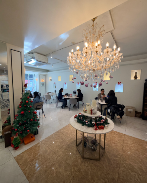 강남 대형 레스토랑 창업 현장의 화려한 샹들리에와 크리스마스 트리, 고급스러운 홀 테이블 배치가 돋보이는 내부 전경