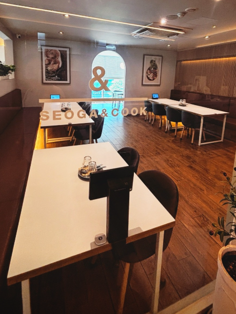 효율적인 동선과 시스템을 갖춘 산본역 상권 대형 산본레스토랑 창업 매장의 내부 홀 및 좌석 구조